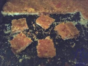 Mazurek z polewą pomarańczową